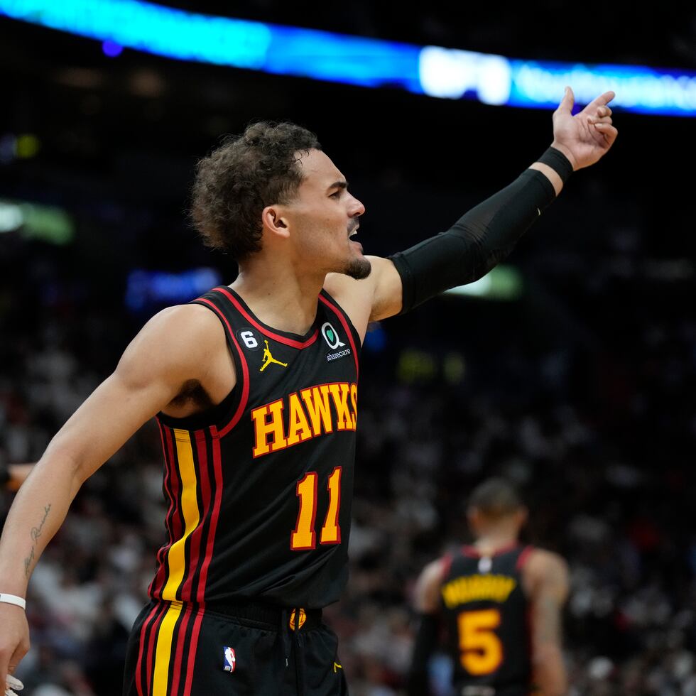 Trae Young, defensa de los Hawks de Atlanta, festeja durante el partido de repesca ('play in') del martes ante el Heat de Miami.