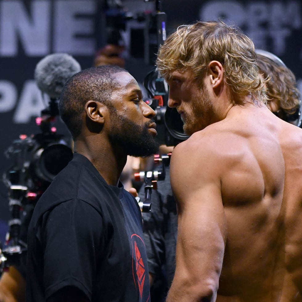 Floyd Mayweather y Logan Paul (derecha) posan tras el pesaje del sábado.