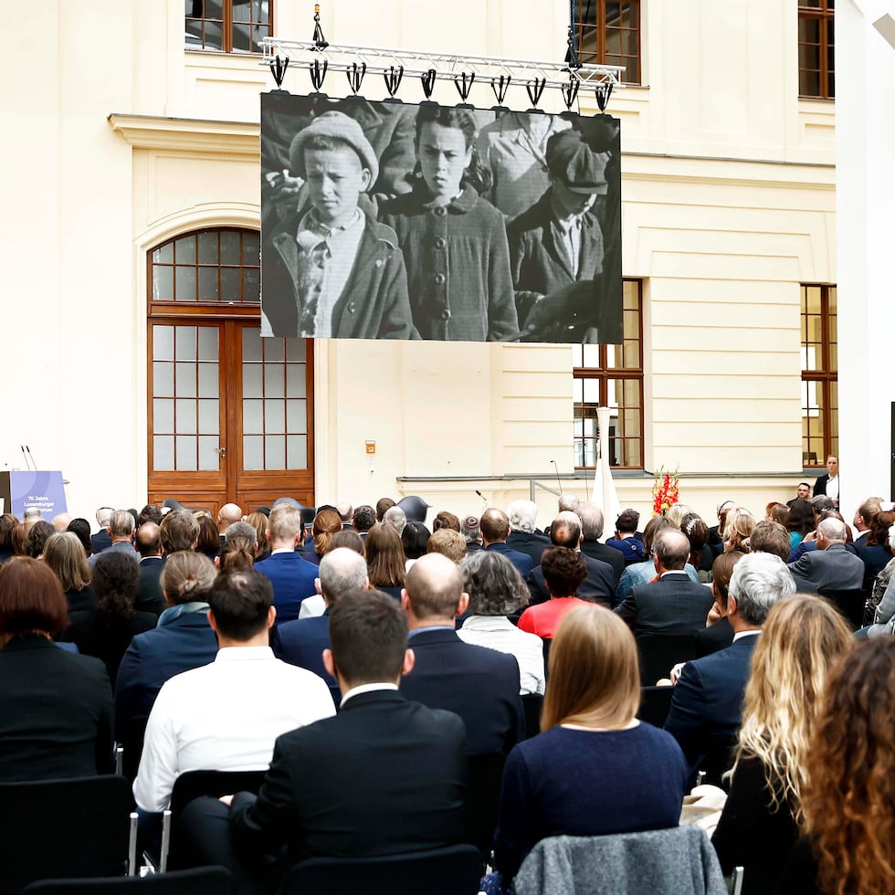 Decenas de asistentes observan la proyección del tráiler del documental "Reckonigs" durante el evento "70 años del Acuerdo de Luxemburgo" en el Museo Judío de Berlín.