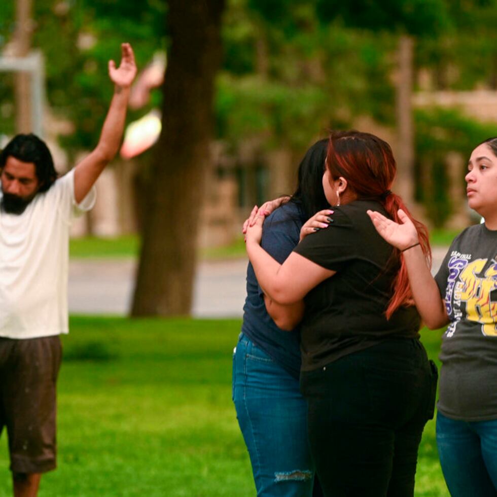 La gente reza y se consuela durante una vigilia por las víctimas que murieron en la Escuela Primaria Robb, en Uvalde, Texas, el 24 de mayo de 2022.