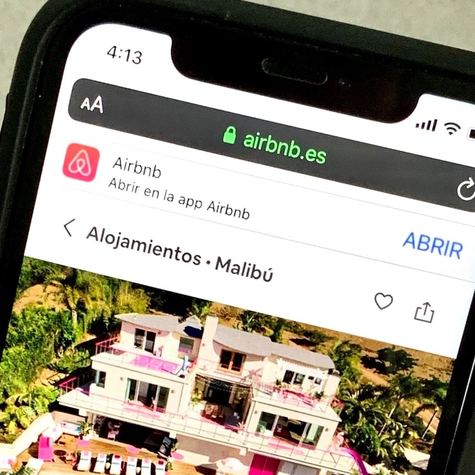 Airbnb actualizará su plataforma para que los usuarios puedan identificar los alojamientos cercanos a su hogar y reservarlos de manera fácil y sencilla. (EFE)