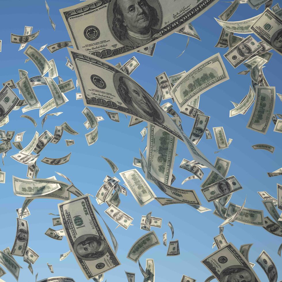 Se desconoce la cantidad de dinero que el hombre tiró al aire. (Shutterstock)