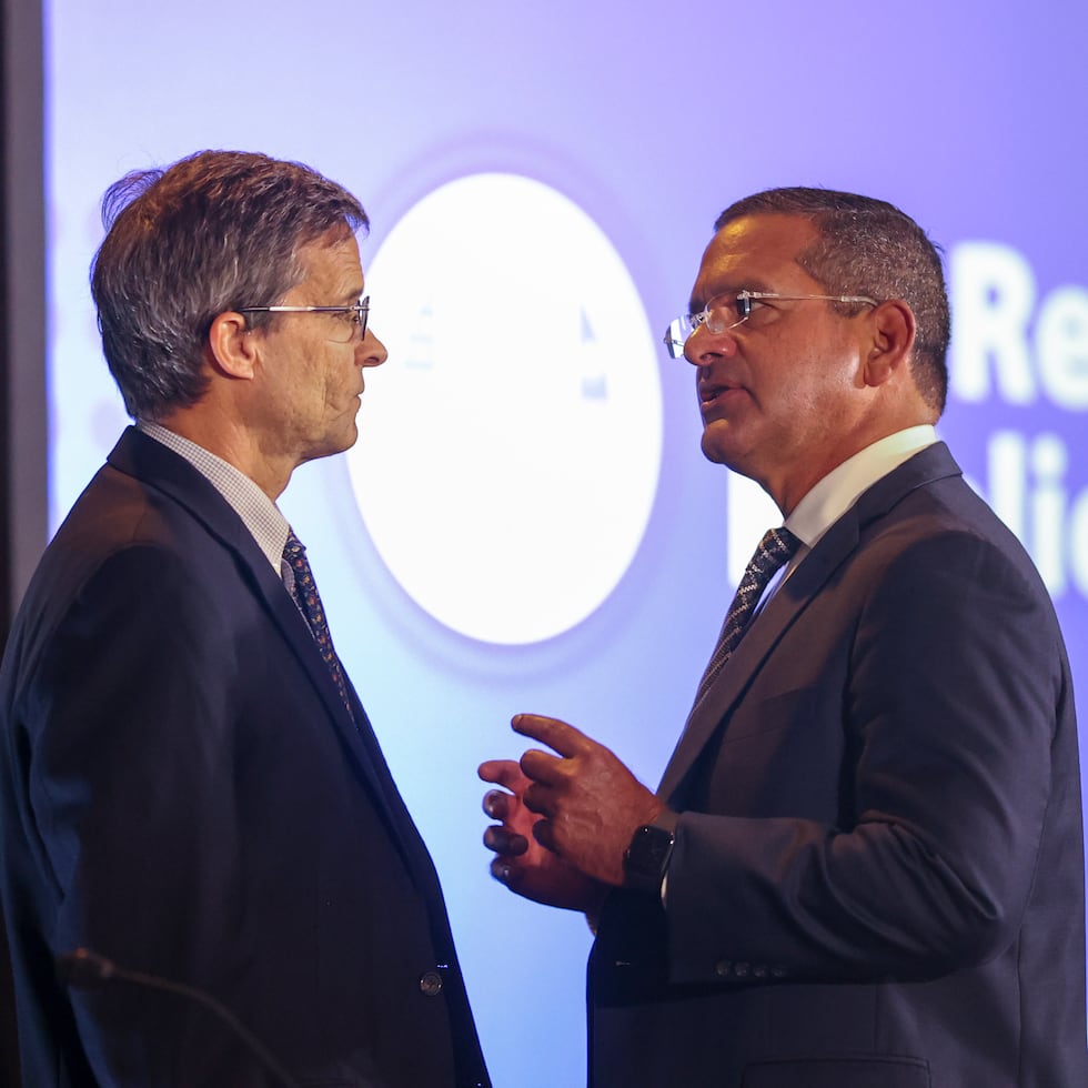 Pedro Pierluisi, derecha y el presidente de la Junta de Supervisión Fiscal, David Skeel.