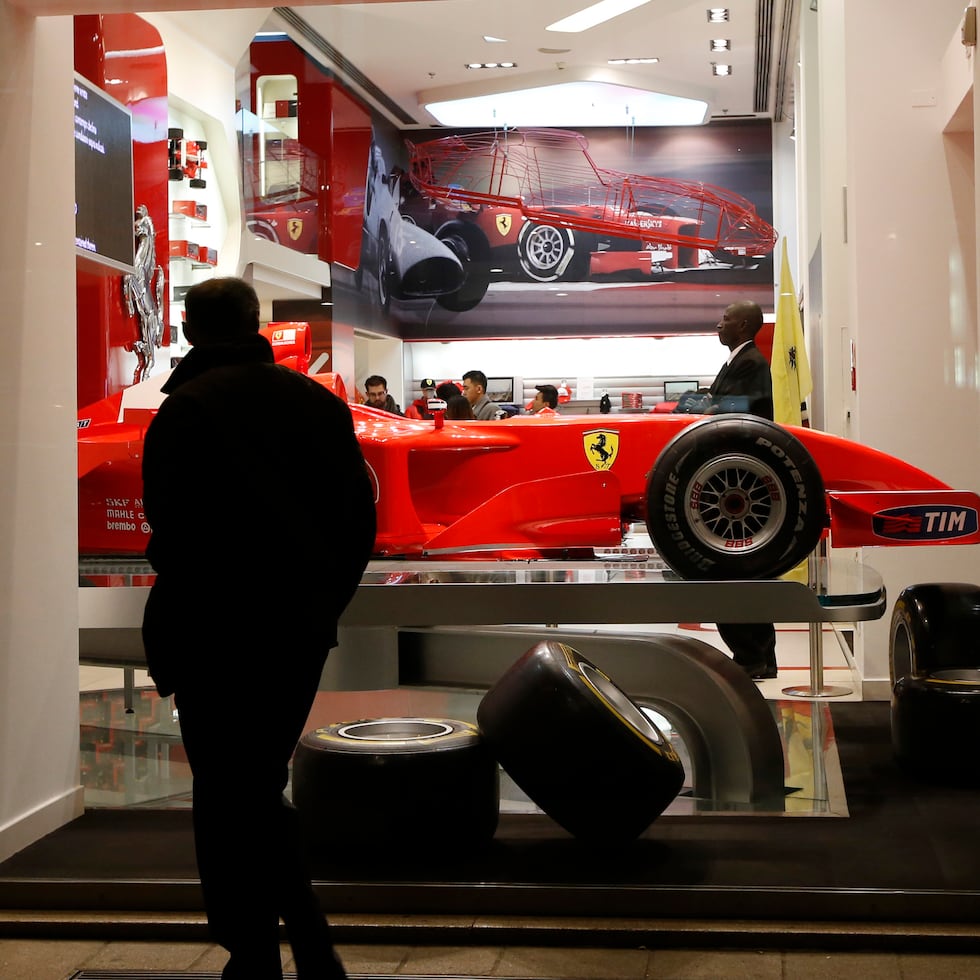 Ferrari diseñará en Italia una línea de ropa en colaboración con Giorgio Armani y también ampliará su oferta de ocio. (EFE)