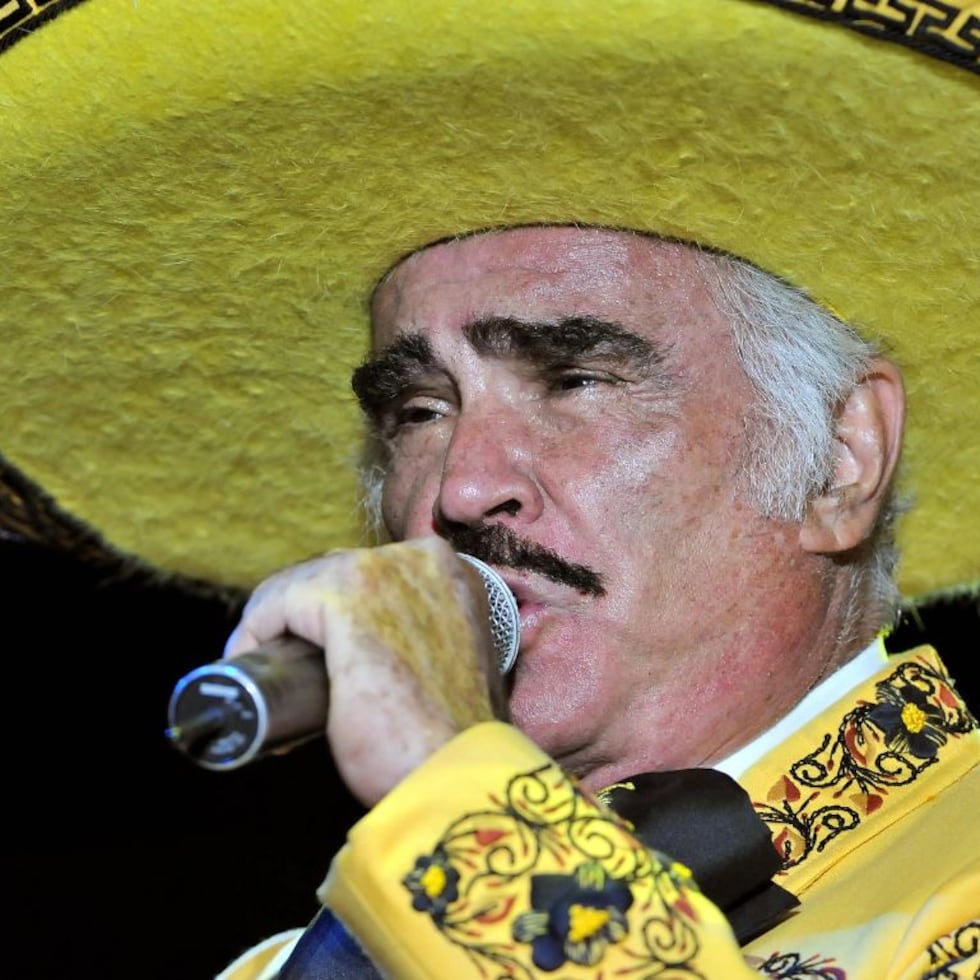 Vicente Fernández se encuentra hospitalizado actualmente, donde se recupera de los daños provocados por una caída.