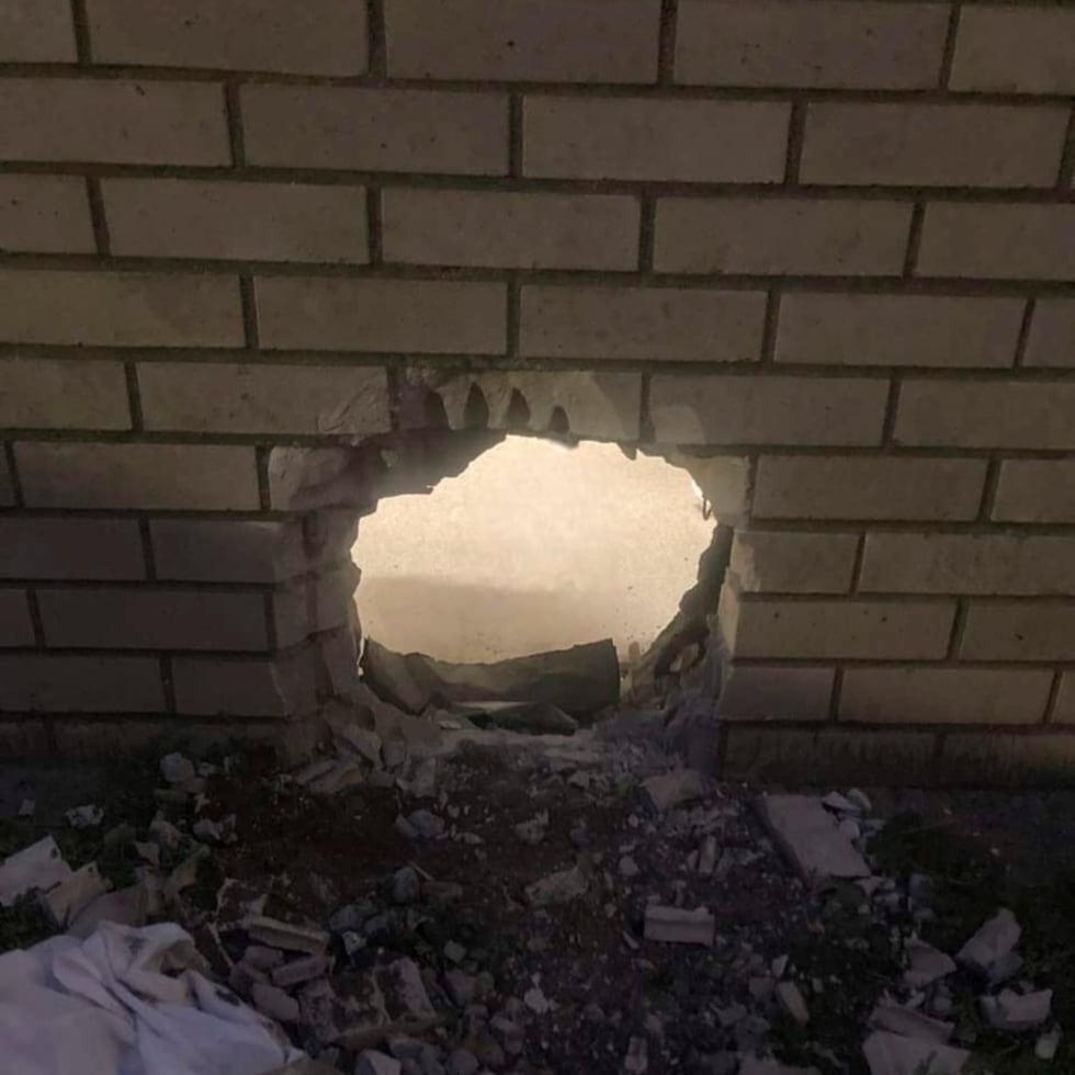 El hueco en la pared que usaron dos presos para fugarse de una cárcel en Newport News, Virginia. Foto suministrada por la Policía de Newport News, el 20 de marzo de 2023. (Policía de Newport News via AP)