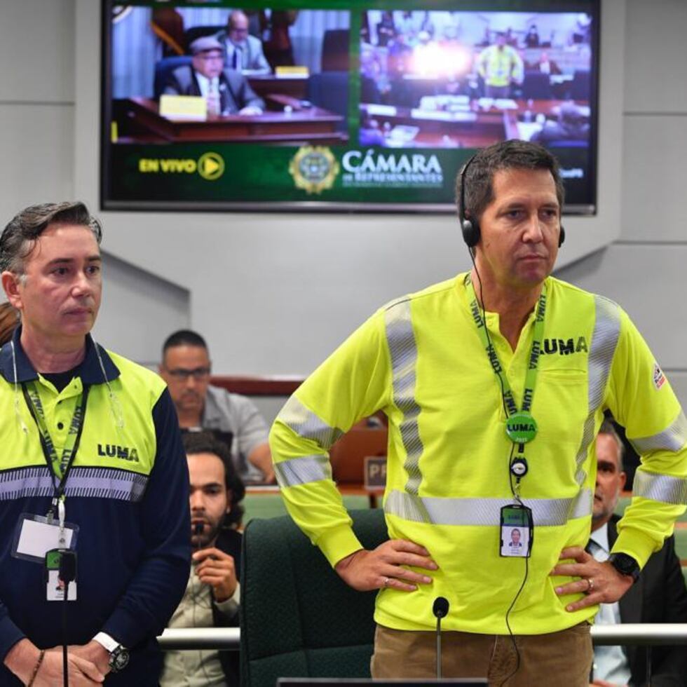 Desde la izquierda: Daniel Hernández, director de Proyectos Renovables, y Wayne Stensby, presidente y CEO de LUMA, acudieron a la vista cameral con uniformes de trabajadores de campo, y contestaron preguntas durante poco más de siete horas.