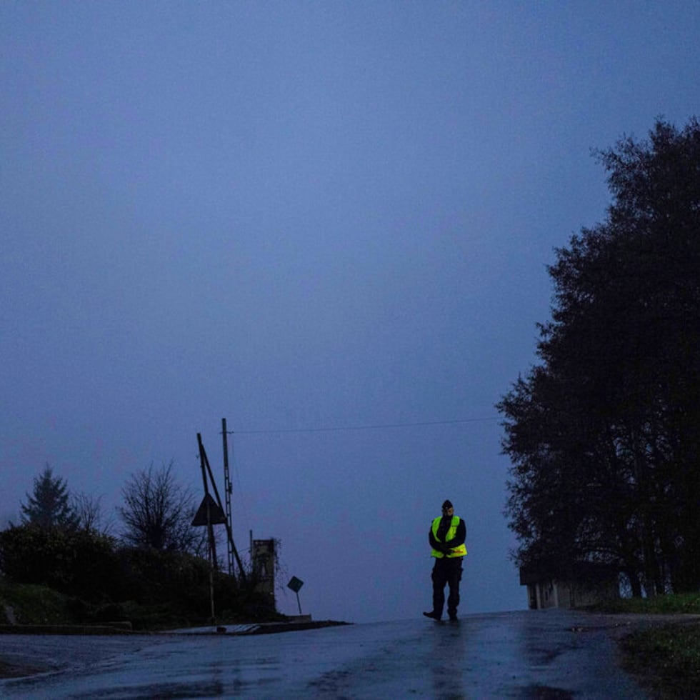 Un agente de policía está en un retén cerca del lugar de la explosión en Przewodow, Polonia, el 16 de noviembre de 2022.