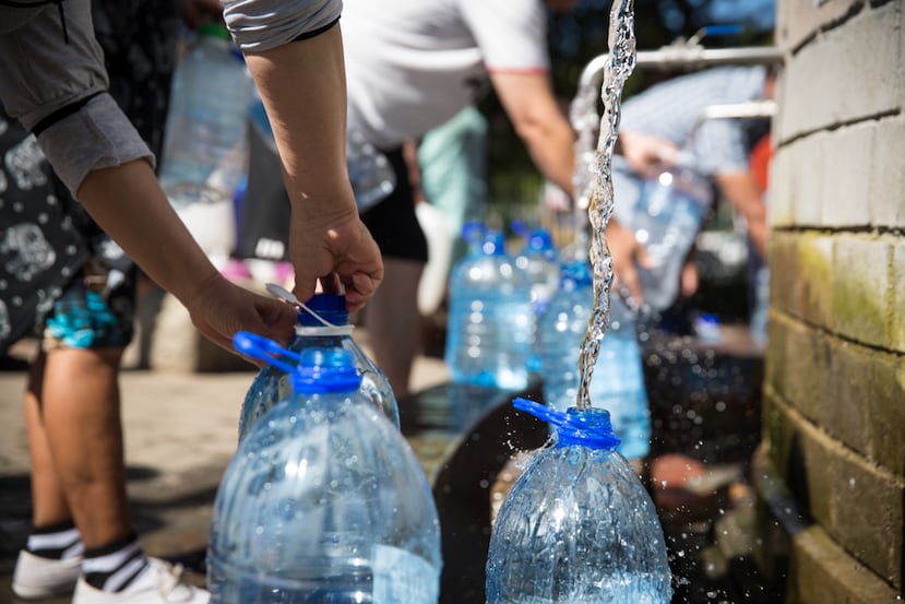 Ciudadanos llenan envases de agua