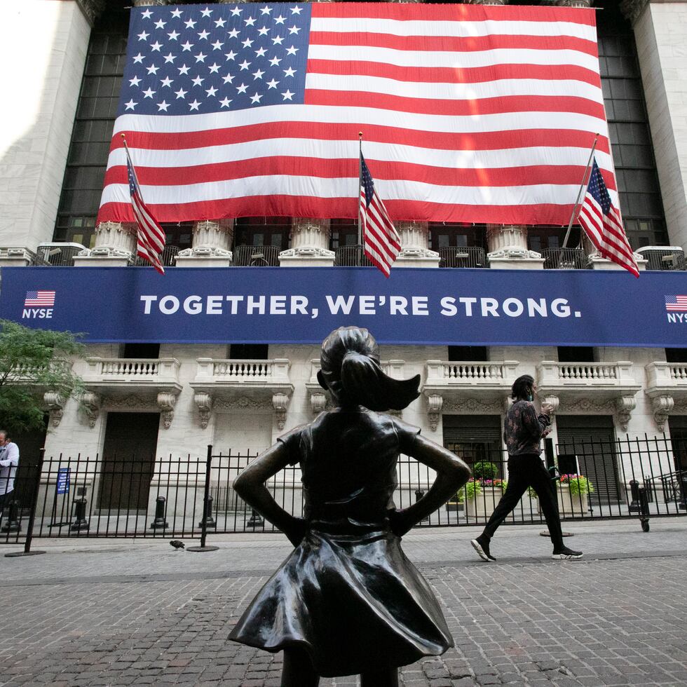 En lo que va de año, el Índice de Bonos Municipales de Puerto Rico de Standard & Poor's Dow Jones ha apreciado cerca de 5.8%. En la foto, la popular estatua de la Niña sin Miedo frente a la Bolsa de Valores de Nueva York.