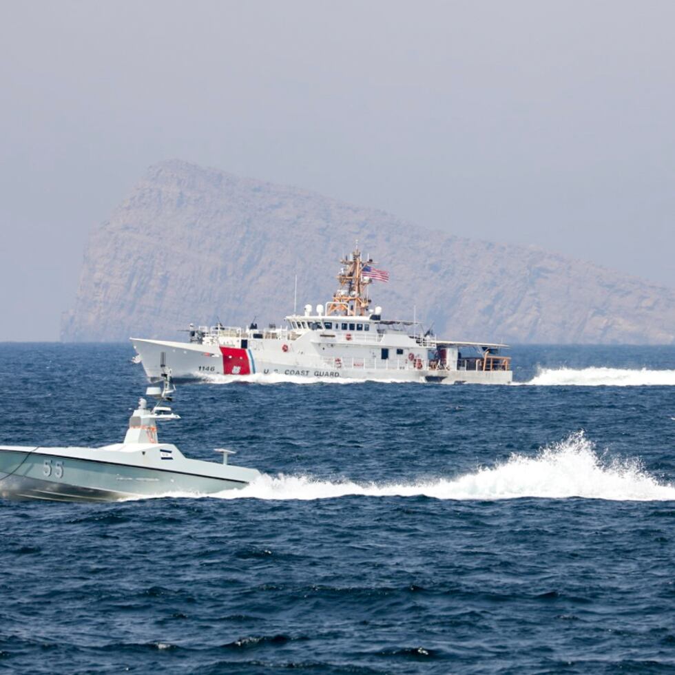 Un barco no tripulado L3 Harris Arabian Fox MAST-13 de la Marina estadounidense y al barco guardacostas estadounidense USCGC John Scheuerman navegan por el Estrecho de Ormuz.