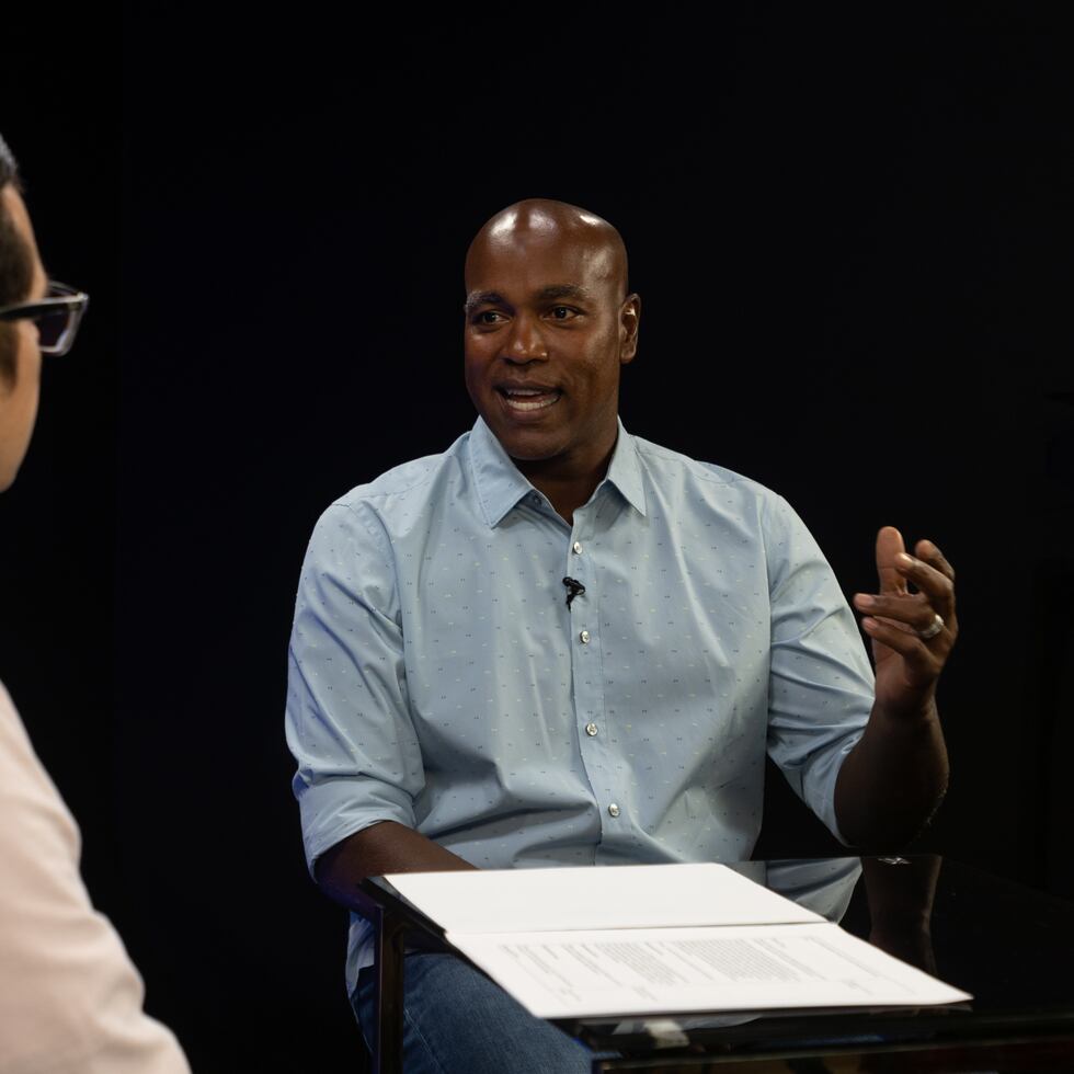 Carlos Delgado conversa con el periodista Esteban Pagán durante la transmisión de El Nuevo Día En Vivo.