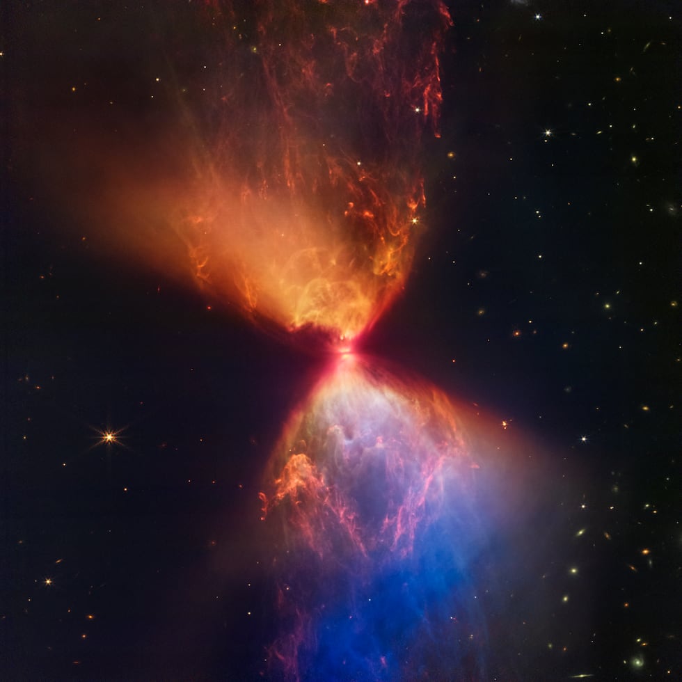 Esta imagen suministrada por el Instituto de Ciencia del Telescopio Espacial el 16 de noviembre del 2022 muestra una protoestrella dentro de la nebulosa oscura L1527 con el material de nebulosa que alimenta su crecimiento, capturada por el Telescopio Espacial James Webb de la NASA.