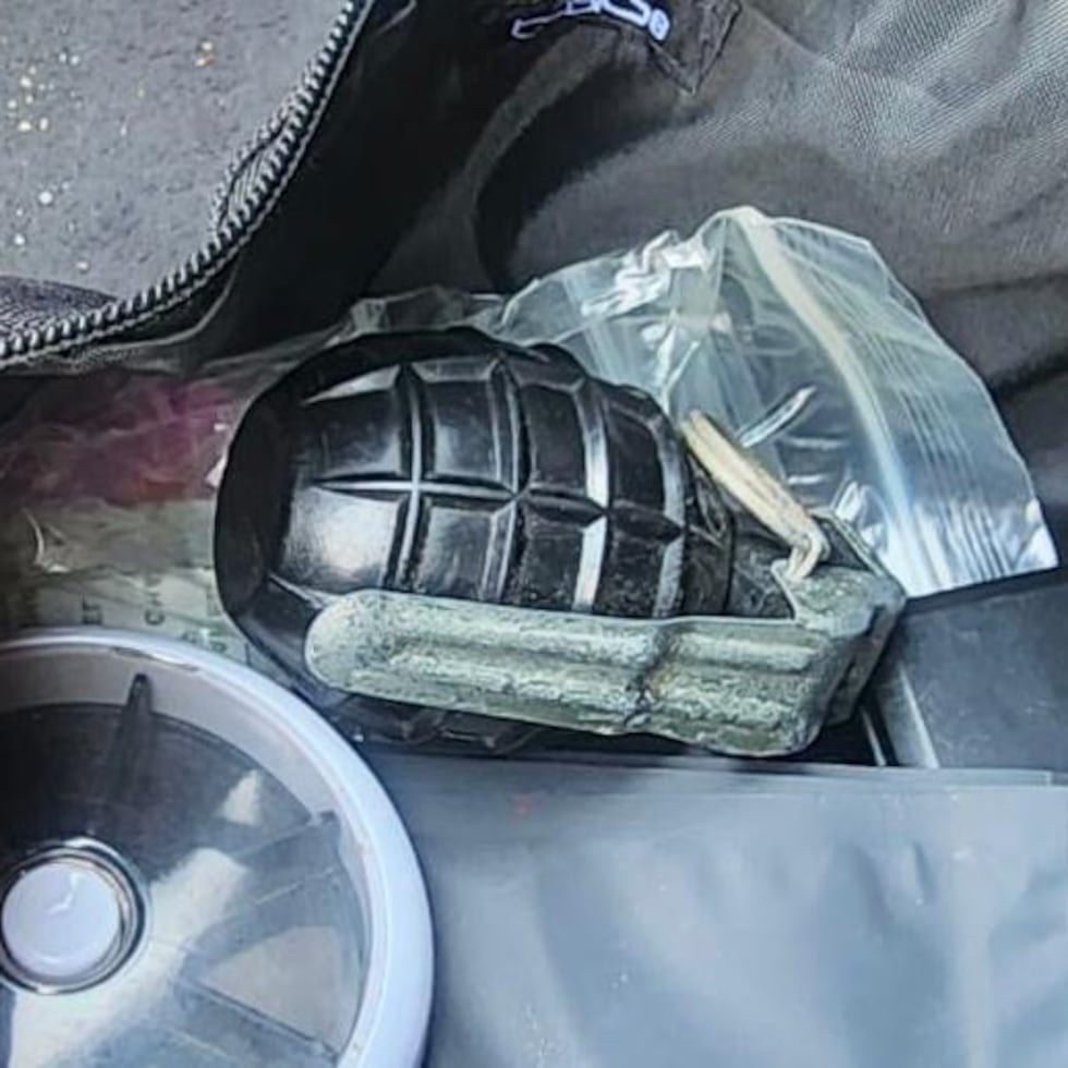 Foto suministrada por la Policía de la granada hallada en el baúl de un auto en Isabela.