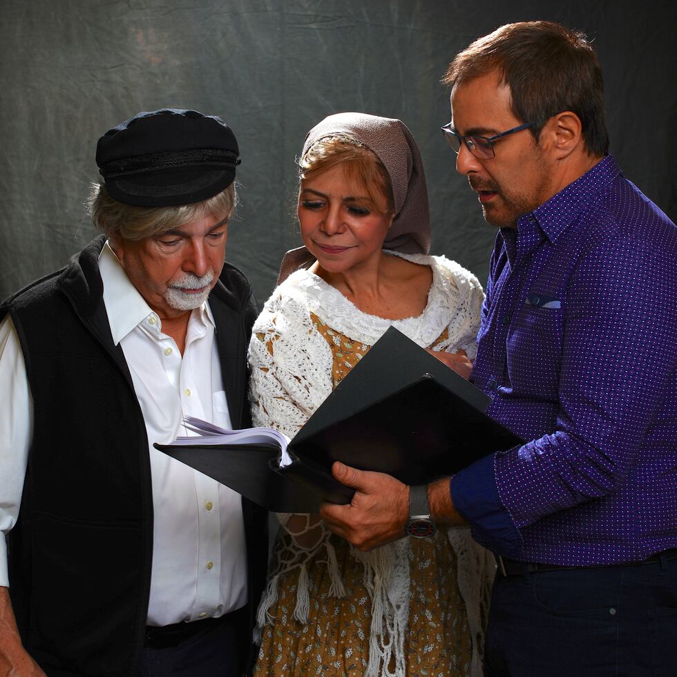 Monseñor Willia Peña, como "Marko"; y la actriz Linnette Torres, junto al director teatral Gilberto Valenzuela.