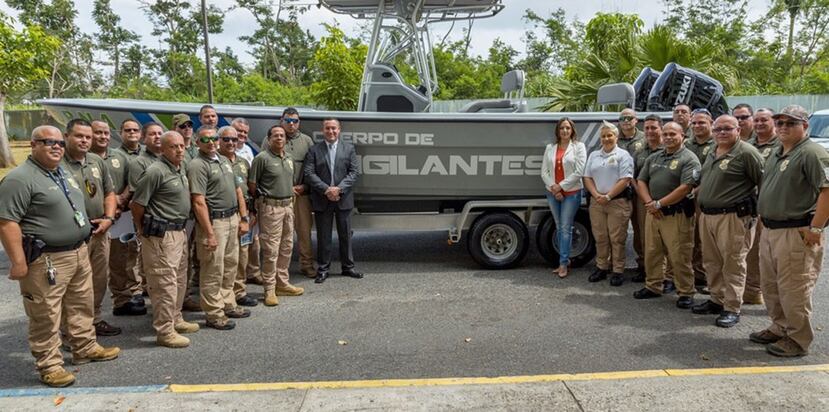 La secretaria del DRNA, Tania Vázquez, y varios miembros del Cuerpo de Vigilantes posan frente a la lancha que se modernizó y la cual será designada a la región de Salinas. (Suministrada)