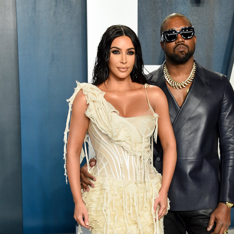 En febrero de 2021, Kardashian solicitó formalmente el divorcio al rapero tras más de 6 años de matrimonio en los que se convirtieron en una de las parejas más mediáticas del siglo.