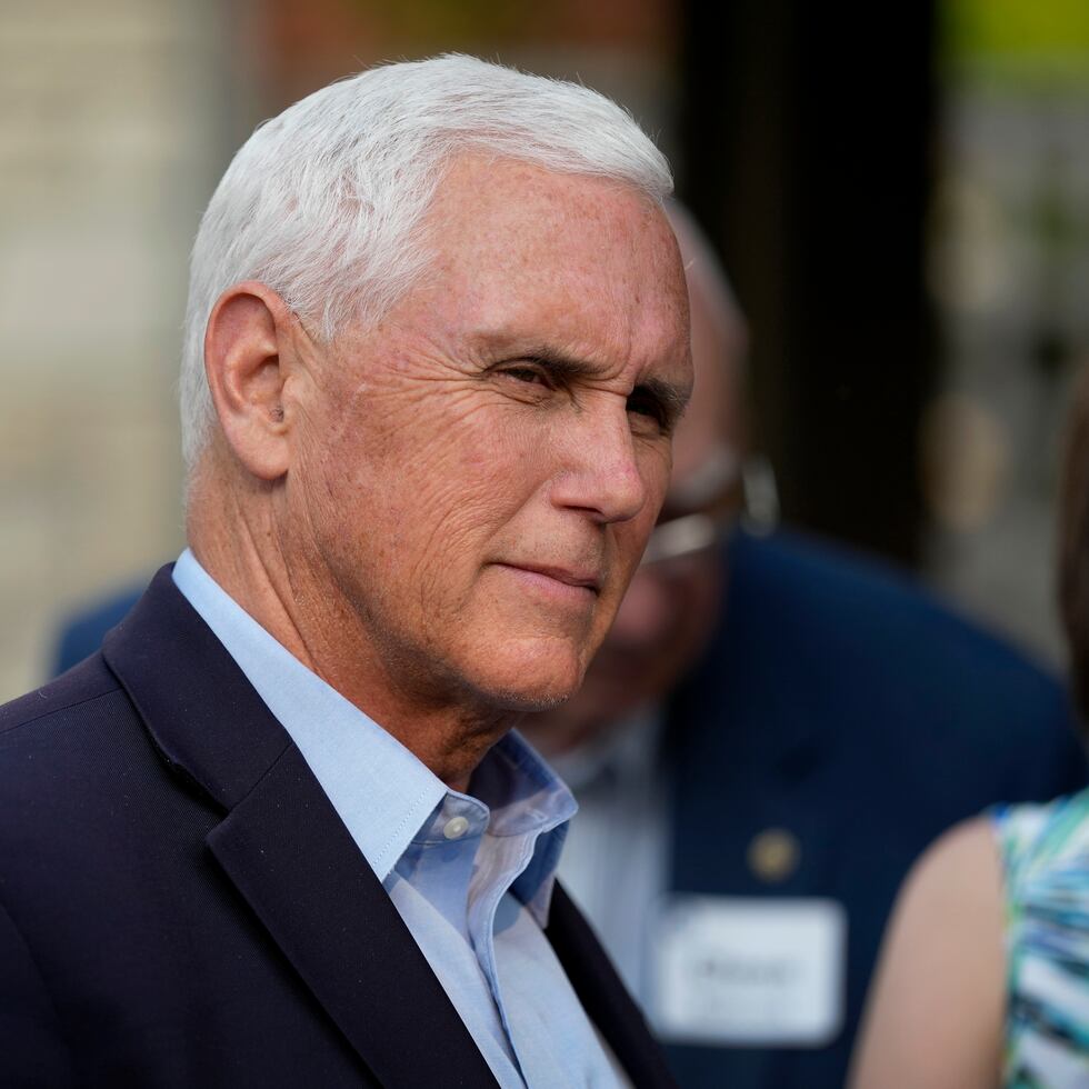 El exvicepresidente Mike Pence habla con residentes durante un evento, el 23 de mayo de 2023, en Des Moines, Iowa. (AP Foto/Charlie Neibergall)