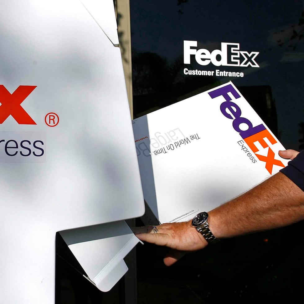 FedEx, que tiene unos 550,000 empleados en total, no divulgó cuántas personas trabajan en su cuadro directivo ni cuántas serán despedidas.