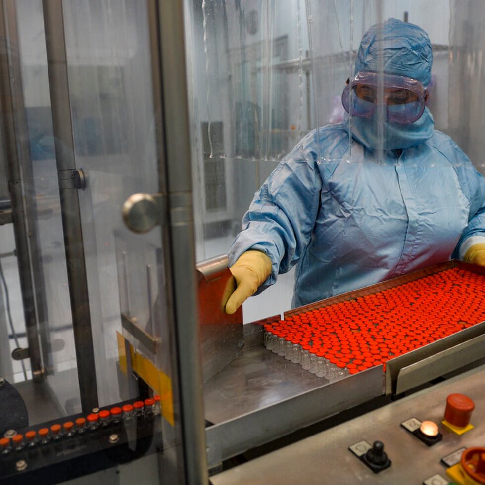 La técnica Mayelin Mejías trabaja en la planta de procesamiento de envases de vacunas del Instituto de Vacunas Finlay en La Habana, Cuba, el miércoles 20 de enero de 2021. (Yamil Lage/Pool via AP)