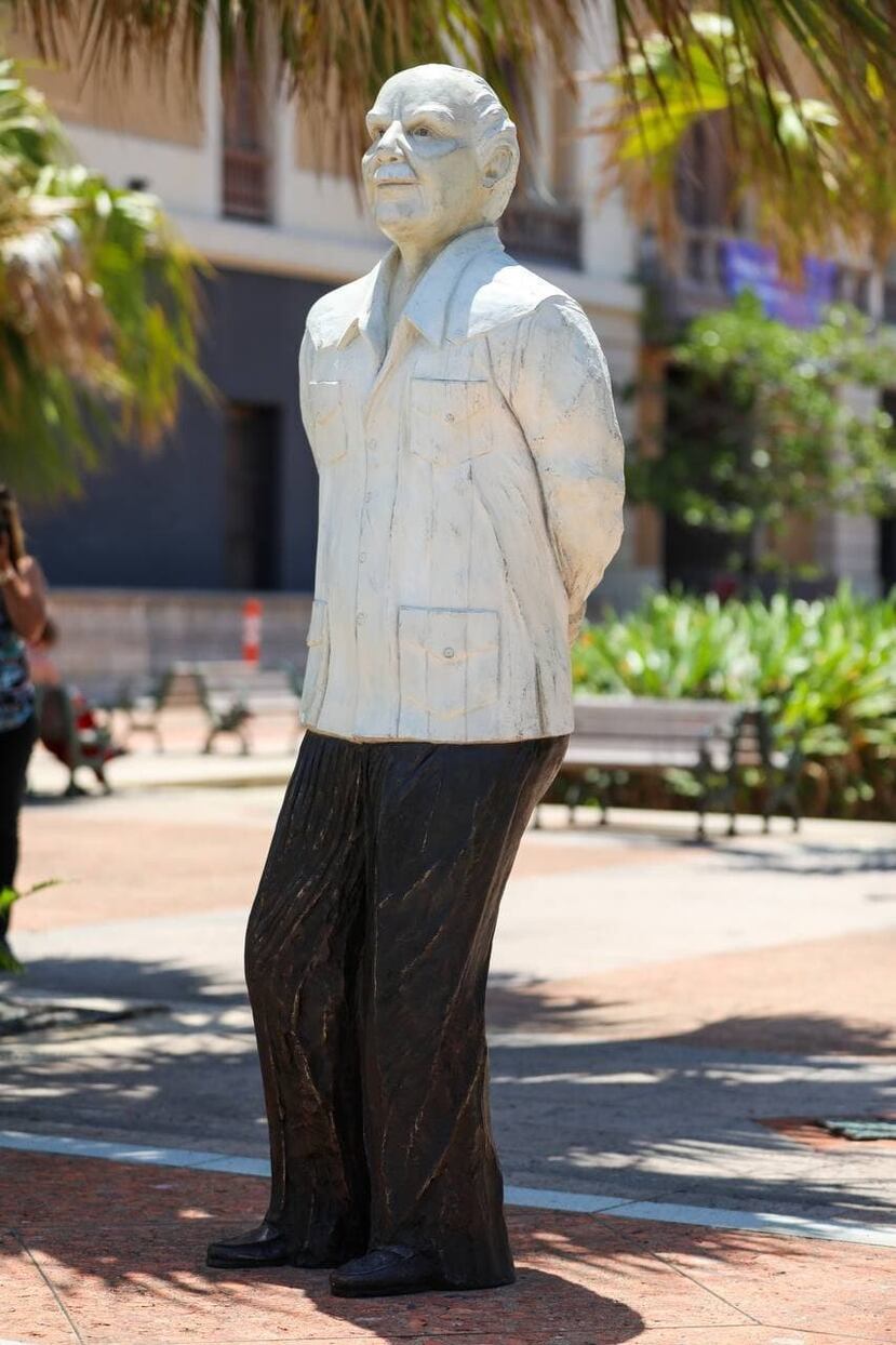 La estatua "Hacedor y defensor de nuestra cultura", creada por Luz Badillo, muestra la figira de Ricardo Alegría en una de sus poses típicas.