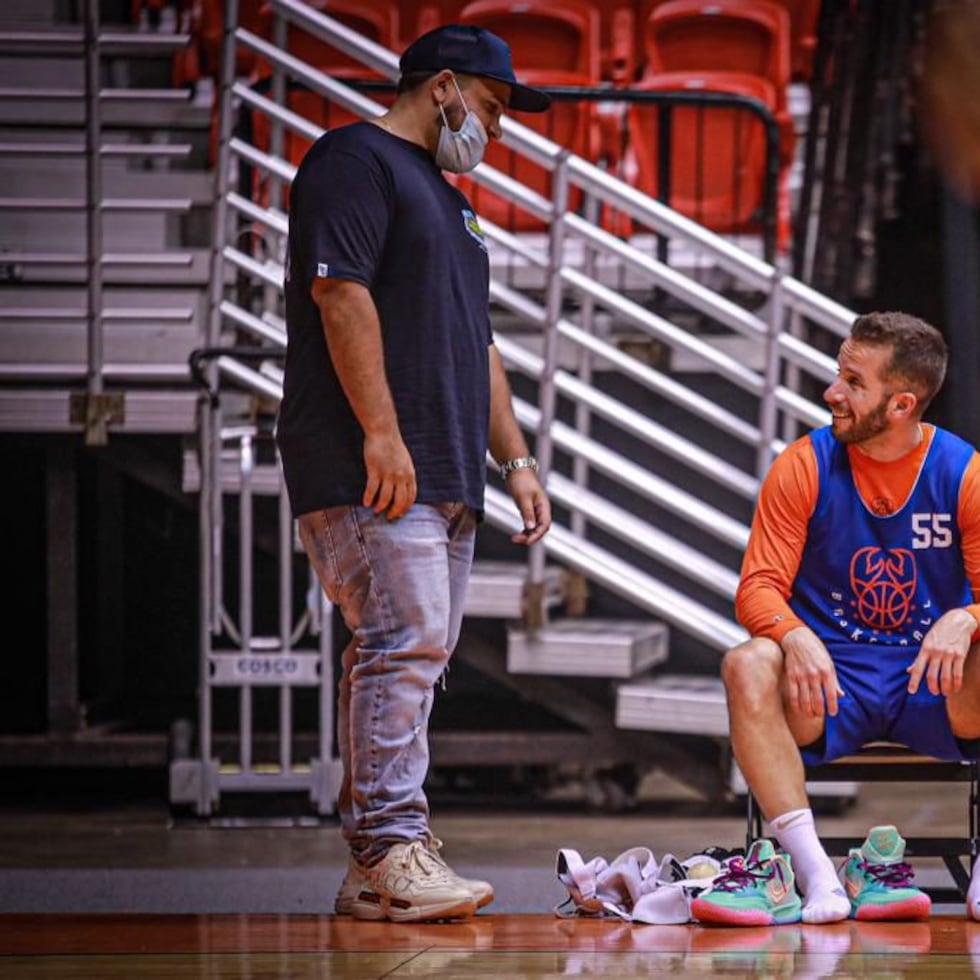 Jonathan Miranda, un de los apoderados de los Cangrejeros de Santurce, conversa con el canastero José Juan Barea.