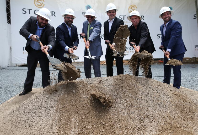 Desde la izquierda: Anthony Maceira, Manuel Laboy, Keith St. Clair, el gobernador Ricardo Rosselló, Richard Ambranson y Omar Marrero lanzan los primeros puñados de terreno del nuevo Puerto Rico Film District.