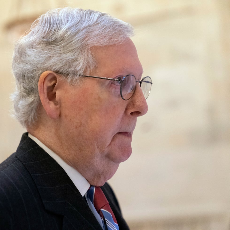 El líder de la minoría republicana del Senado, Mitch McConnell, de Kentucky, camina por el Capitolio en Washington.