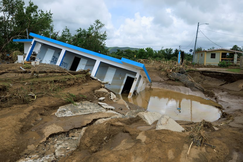 En la comunidad Villa Esperanza, en Salinas, la tierra se "tragó" esta casa luego que se saliera de su cauce el río Nigua durante el paso del huracán Fiona el 18 de septiembre de 2022. Solo en ese pueblo cayeron preliminarmente de 18 a 20 pulgadas de lluvia, según estimados del Servicio Nacional de Meteorología. El colapso de la vivienda se convirtió en una de las imágenes emblemáticas de la tragedia, ya que evidenció los estragos del huracán, que provocó 23 muertes confirmadas, aunque 21 siguen bajo investigación.