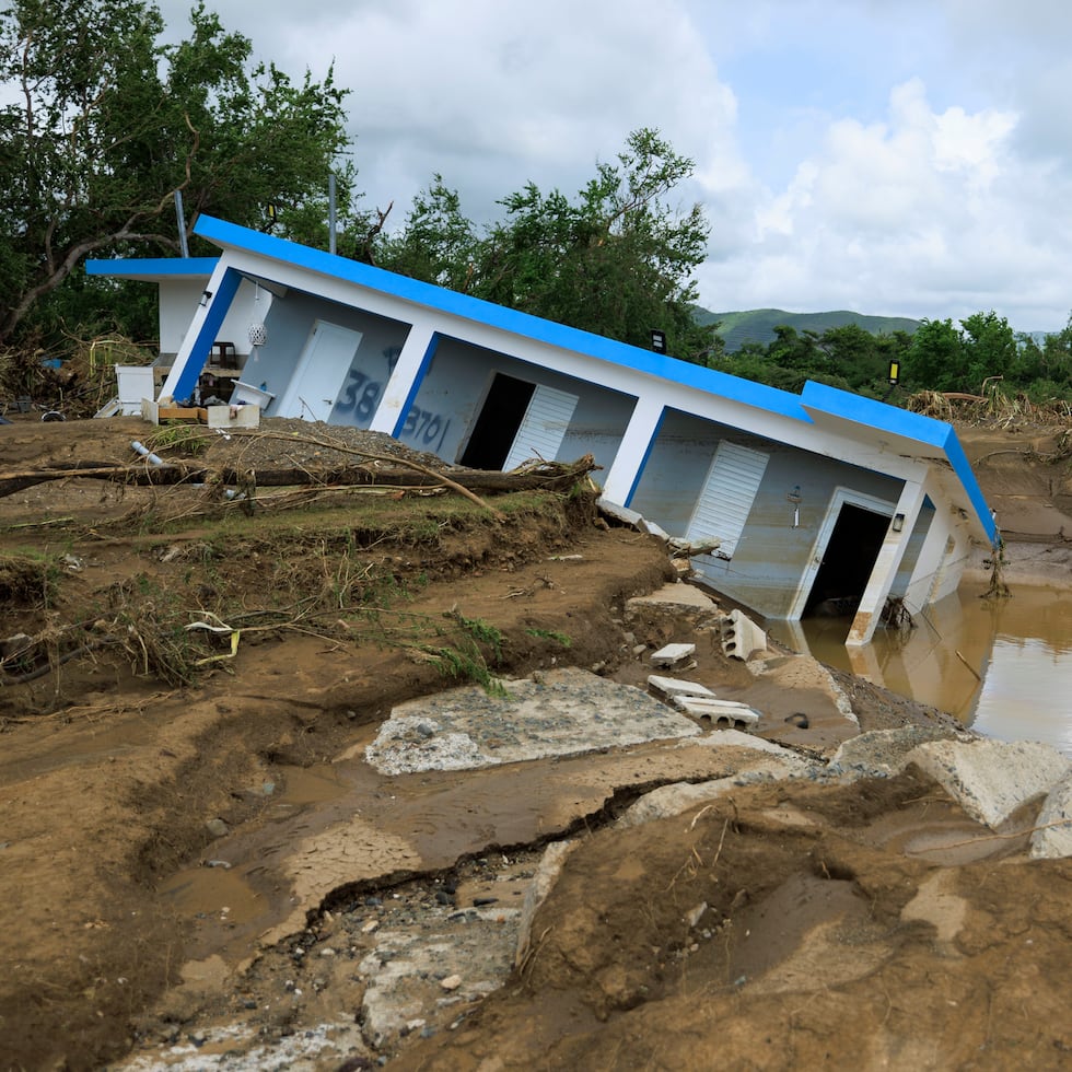 A la necesidad de vivienda que exacerbó el huracán María en 2017, se han sumado los techos perdidos tras los terremotos de 2019 y 2020, así como los hogares destruidos por el huracán Fiona en 2022. En la foto, un caso de una casa hundida por las lluvias de Fiona en Villa Esperanza, Salinas.
