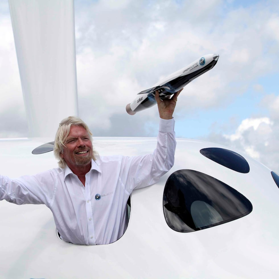 El multimillonario Richard Branson y dueño de Virgin Galactic recientemente se convirtió en el primer empresario de su categoría en completar un viaje turístico, superando a sus rivales comerciales como Elon Musk y Jeff Bezos.