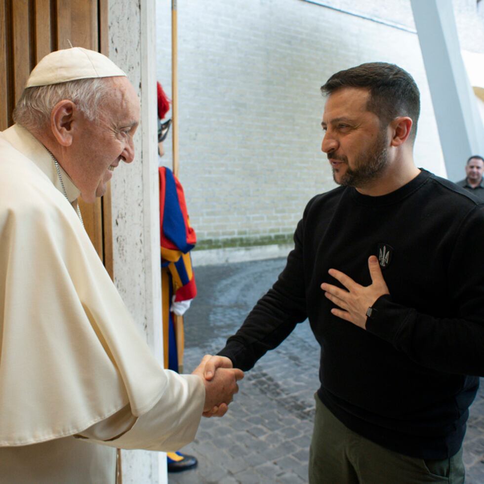 Fotografía proporcionada por Noticias del Vaticano en la que el papa Francisco estrecha la mano del presidente ucraniano Volodymyr Zelensky, el sábado 13 de mayo de 2023, durante una audiencia privada en el Vaticano. (Noticias del Vaticano vía AP)