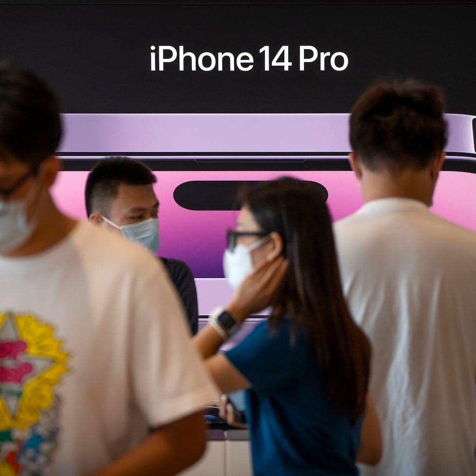 Clientes en una tienda Apple para el primer día de ventas del iPhone 14 en Beijing, China.