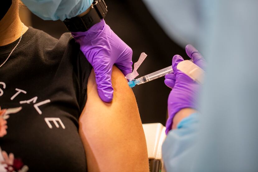 Personal de Salud administra una vacuna contra el COVID-19 en el aeropuerto Luis Muñoz Marín.
