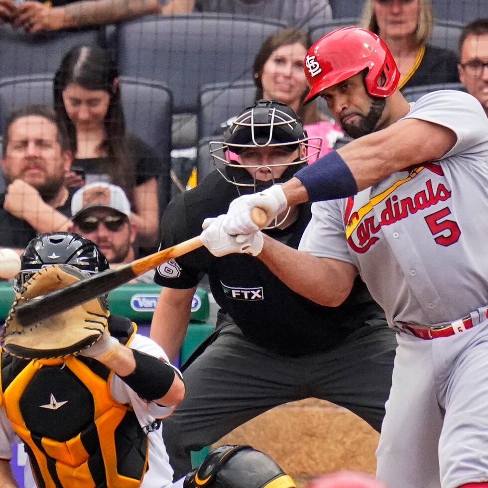 Albert Pujols pega un jonrón de dos carreras en la novena entrada ante Pittsburgh.