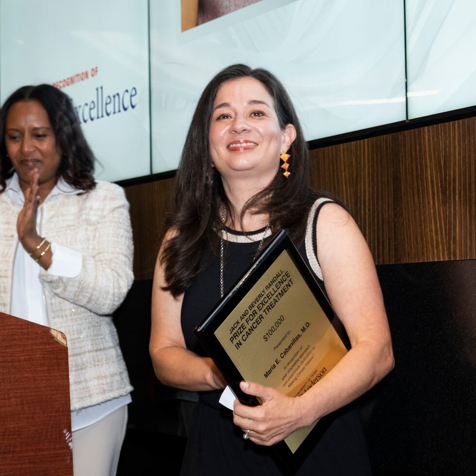 Momento en que la doctora María Cabanillas recibe el prestigioso premio Jack and Beverly Randall, un premio que otorga $100,000 y que honra la excelencia en el tratamiento de cáncer y el cuidado de los pacientes.