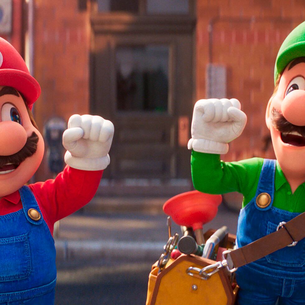 En esta imagen proporcionada por Nintendo y Universal Studios, Mario, con la voz de Chris Pratt, izquierda, y Luigi, con la voz de Charlie Day en "The Super Mario Bros. Movie".