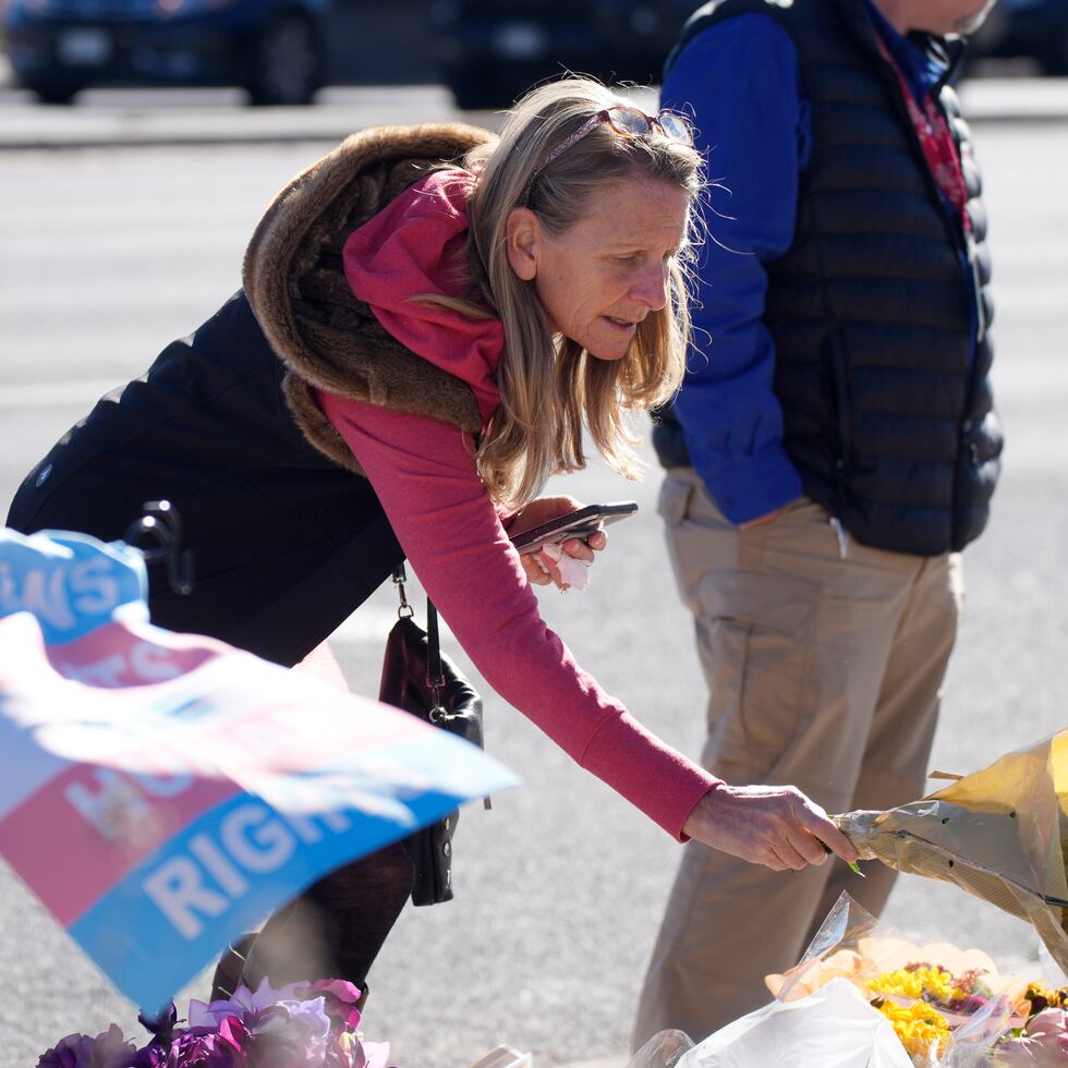 Renee Behr, de Colorado Springs, Colorado, coloca un ramo de flores cerca del bar gay donde se produjo una matanza, 21 de noviembre de 2022. (AP Foto/David Zalubowski)