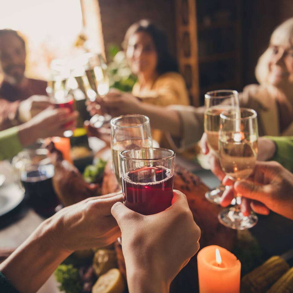 Además de tener en cuenta la moderación al momento de comer, ser comedido con la ingesta de bebidas alcohólicas es vital para la seguridad de los invitados.