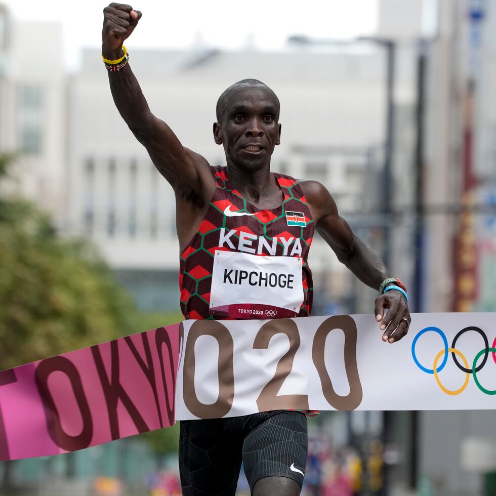 El keniano  Eliud Kipchoge celebra después de ganar en la medalla de oro en el maratón varonil, el domingo 8 de agosto de 2021, en Sapporo, Japón.
