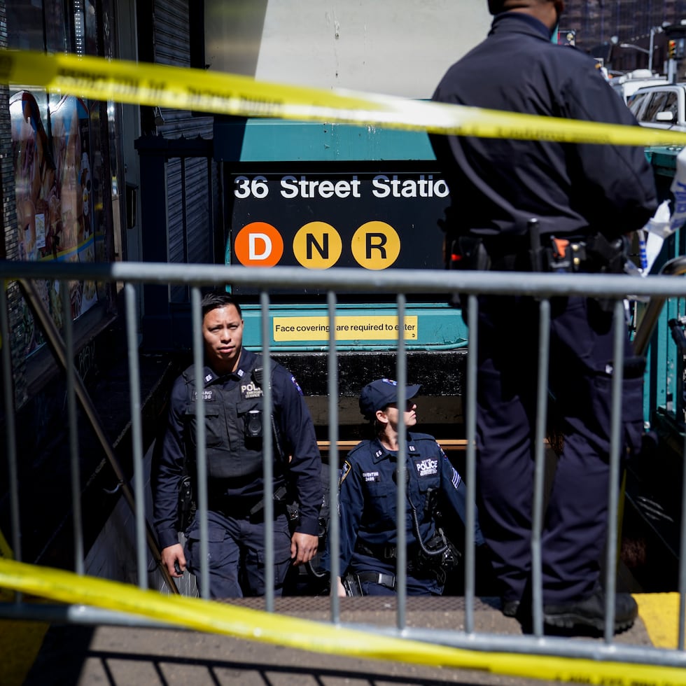 Personal de emergencia en la entrada de una estación de metro en Brooklyn, Nueva York.