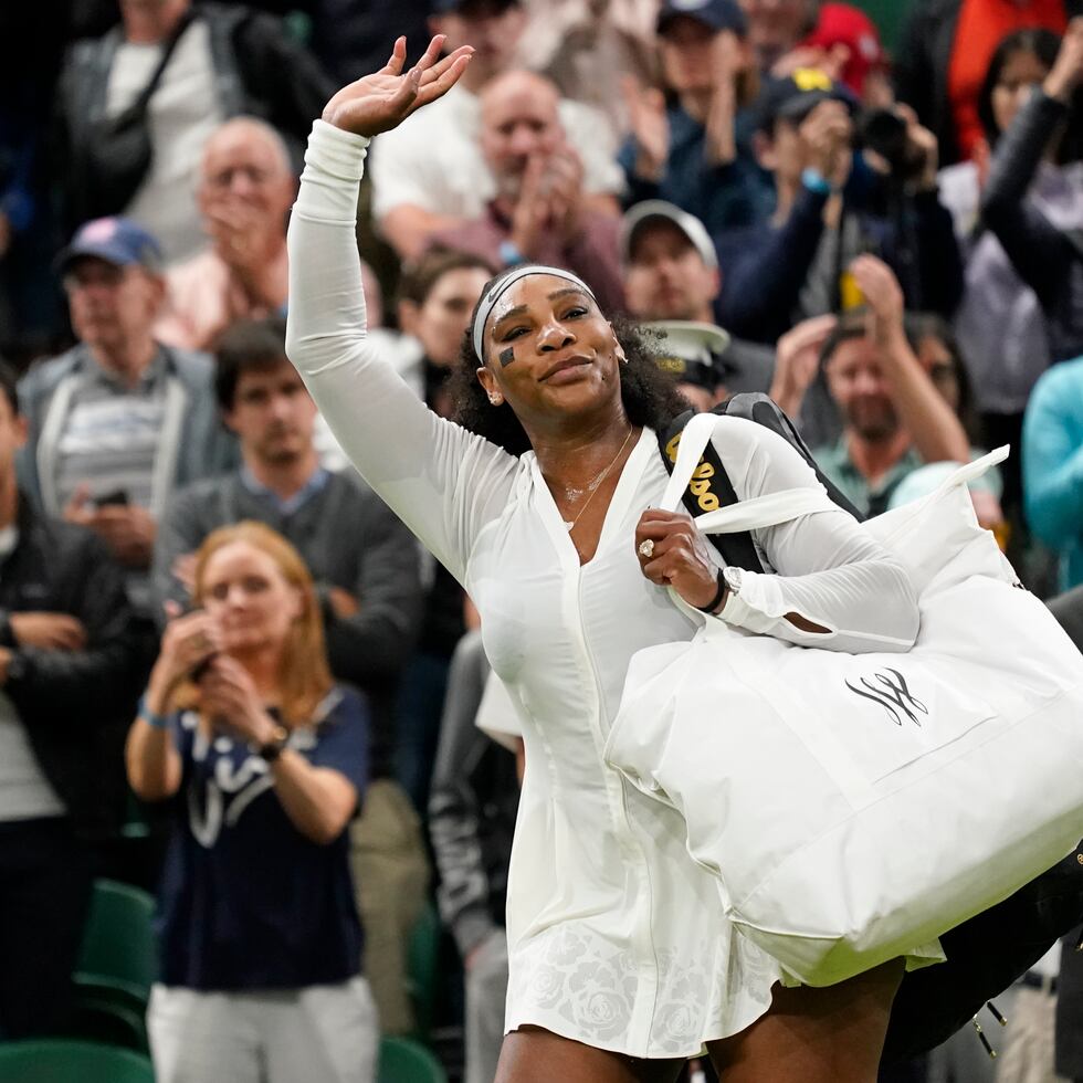 La estadounidense Serena Williams saluda a la afición al salir de la cancha tras su derrota en la primera ronda de Wimbledon ante la francesa Harmony Tan el martes 28 de junio del 2022.