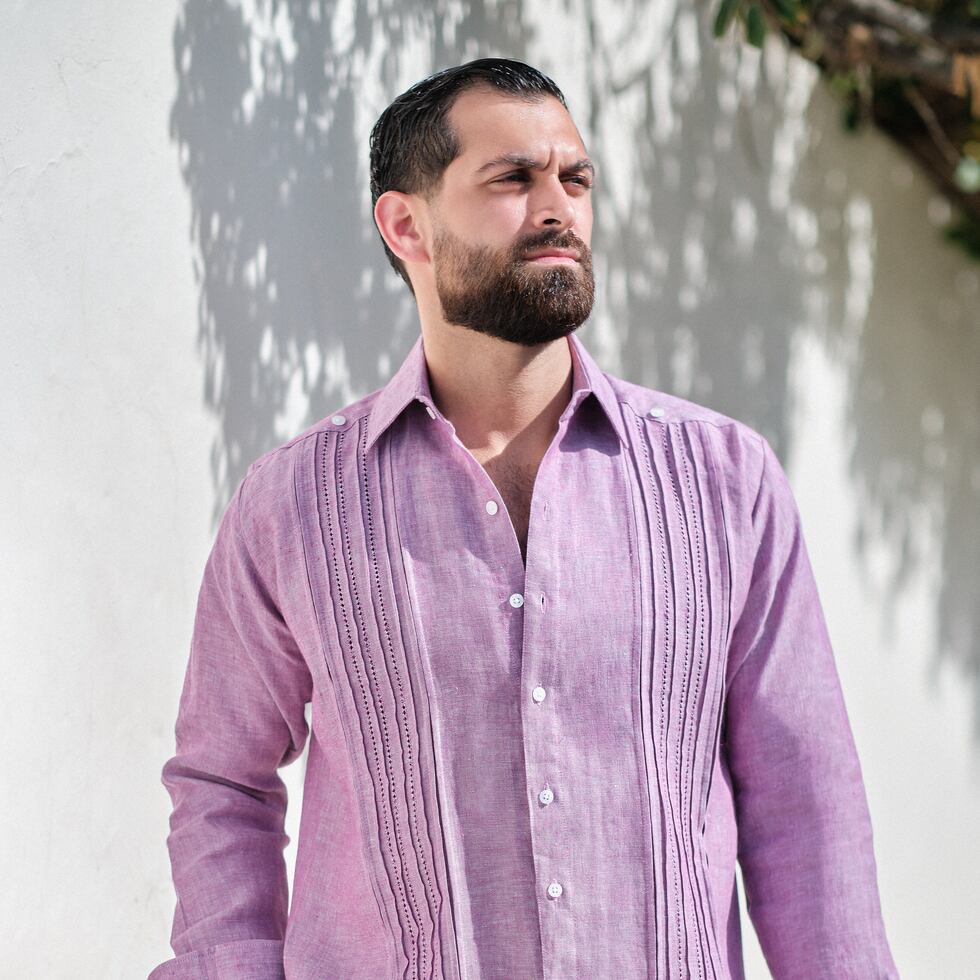 Stella Nolasco trae una línea de guayaberas y camisas de hombre ideal para llevar a cualquier hora del día.