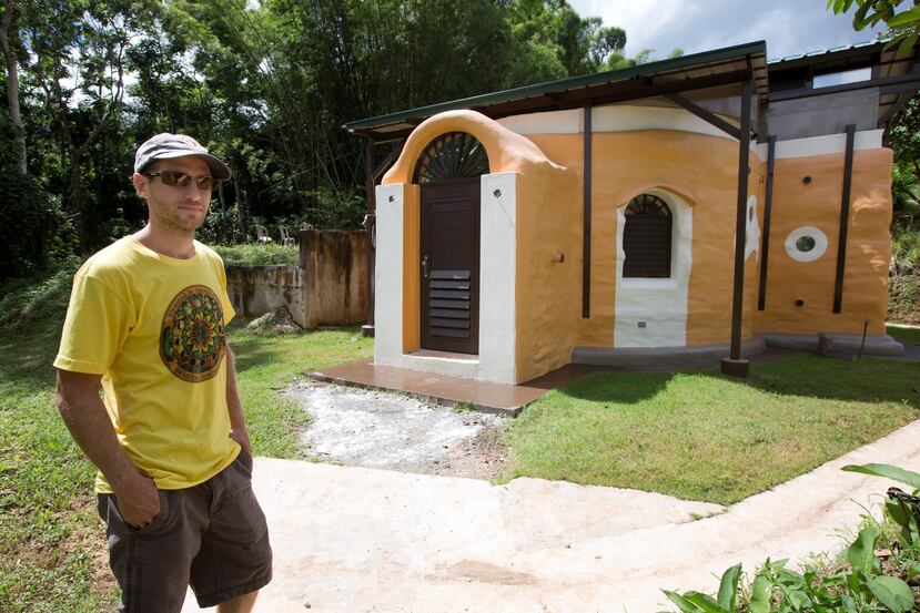 Owen Ingley muestra una vivienda construida en superadobe en la finca de Plenitud PR, en Las Marías. (GFR Media)