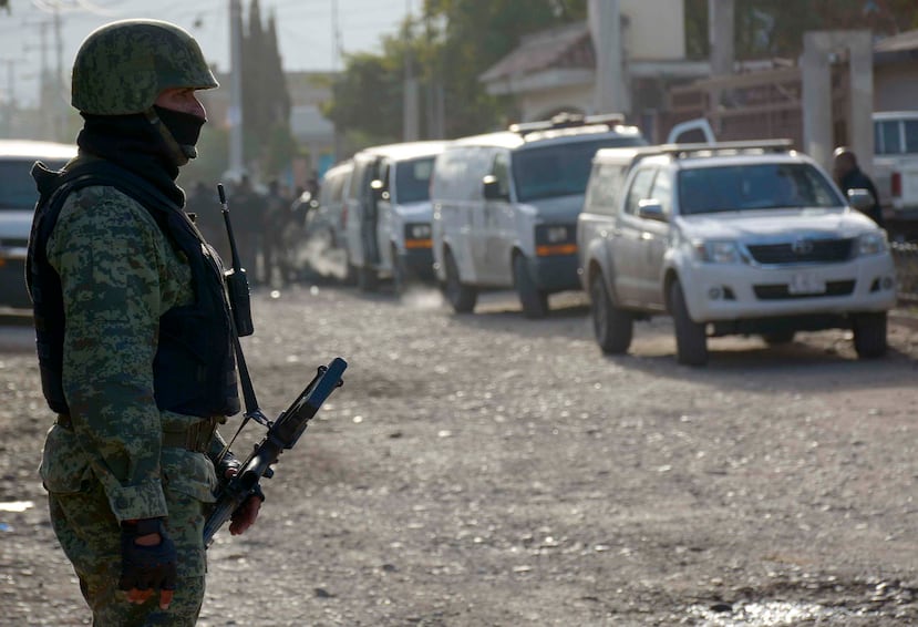Miembros del Ejército Mexicano resguardan la zona del enfrentamiento con los narcos del Cártel de Sinaloa, en Culiacán, México. ( EFE/Juan Carlos Cruz)