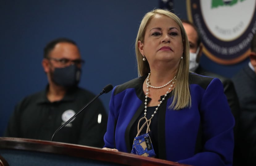 Últimamente se ha visto a la gobernadora Wanda Vázquez Garced llevando la mascarilla con cadena, lo que le permite mantenerla cerca cuando se la quita para hablar. (Foto: Archivo)