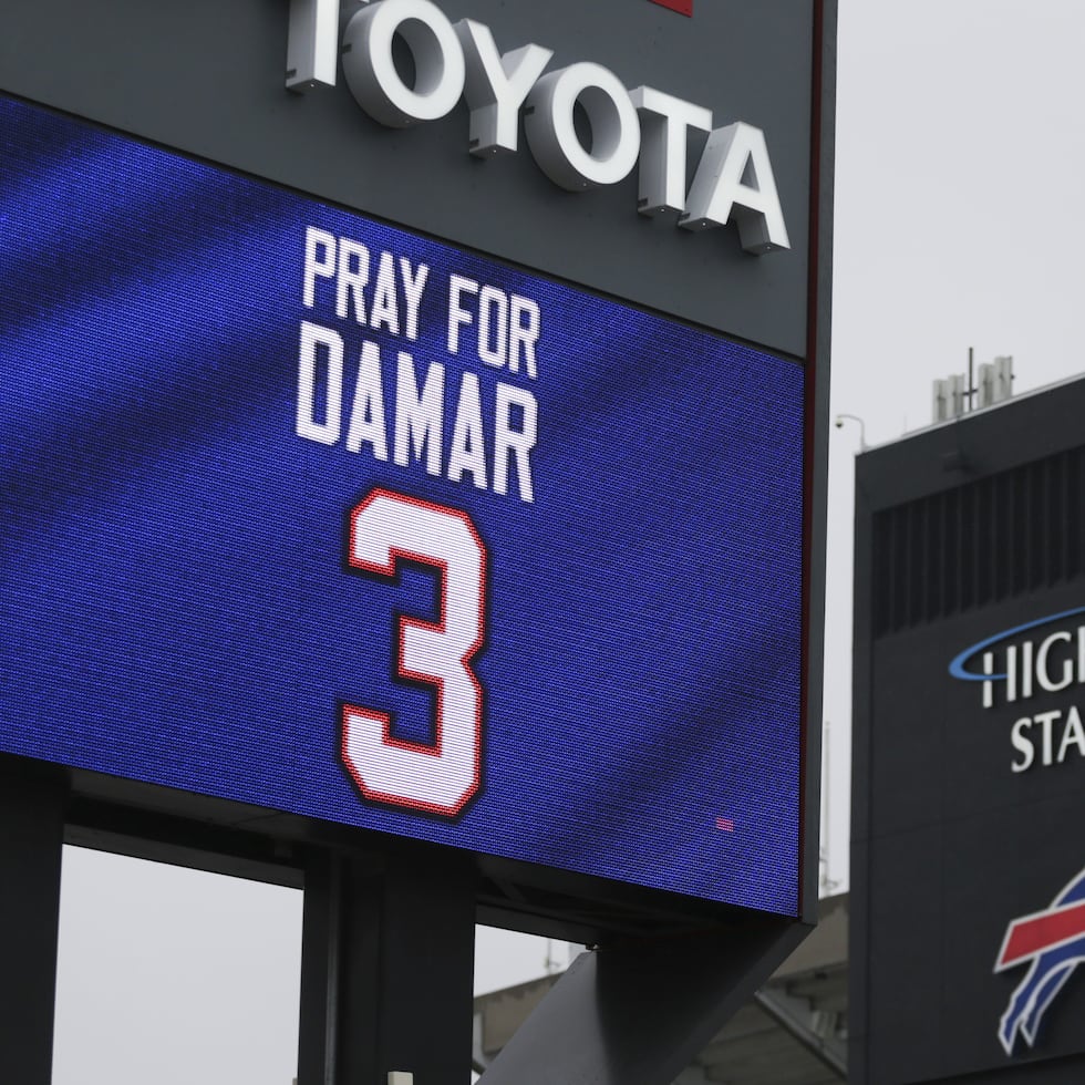 Los Bills muestran apoyo a su jugador Damar Hamlin en el estadio del equipo.