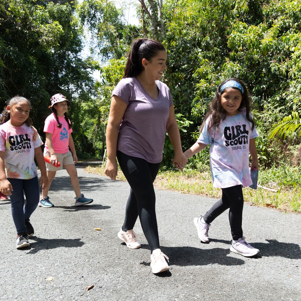 La secretaria del DRNA, Anaís Rodríguez Vega, recorrió las veredas del Bosque Estatal del Nuevo Milenio junto a “girls scouts” y otros niños.