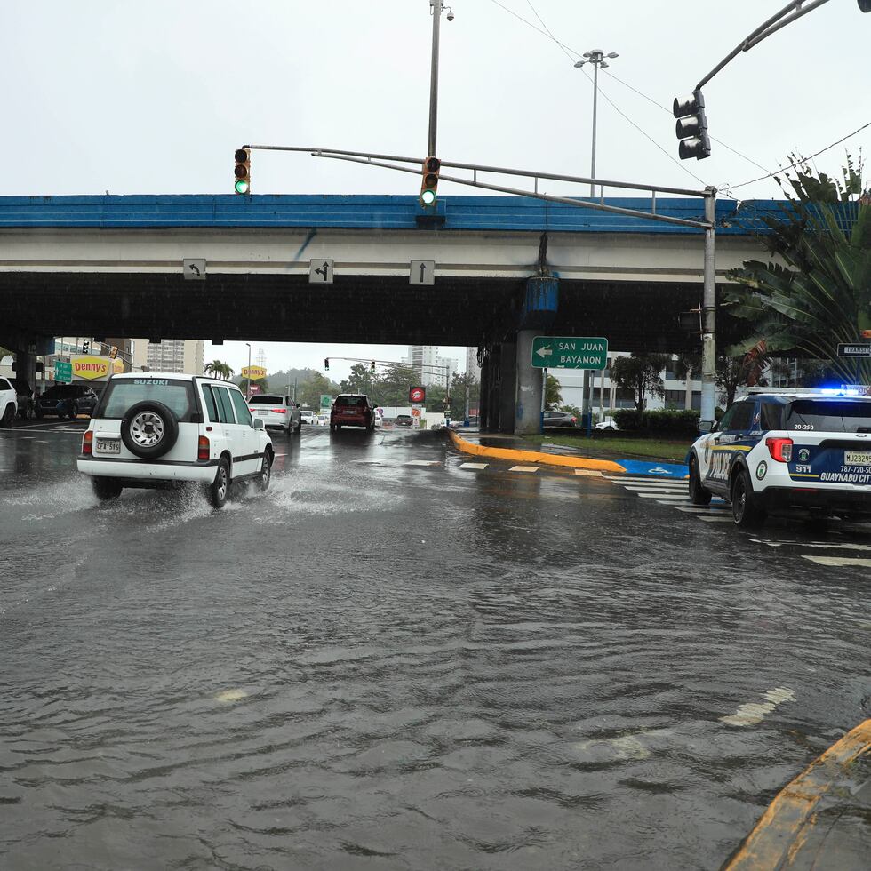Inundaciones en el área de Guaynabo debido a las fuertes lluvias de un frente frío.