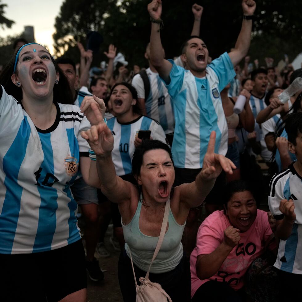 Fanáticos de la selección de Argentina celebran que su equipo haya superado a Holanda 4-3 en la tanda de penaltis en los cuartos de final de la Copa del Mundo, en Catar.